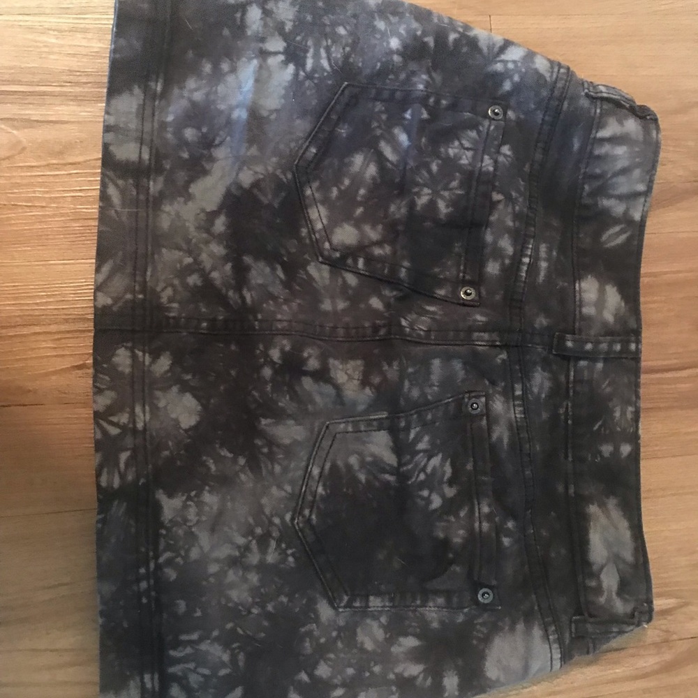 Elle acid wash skirt size 2